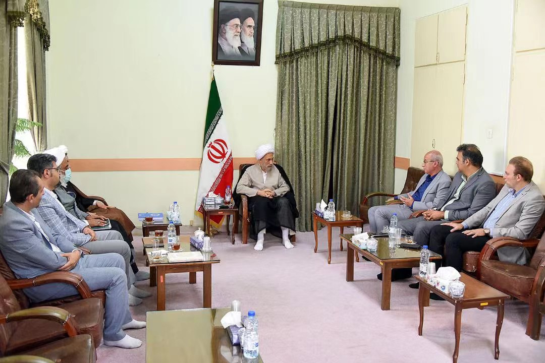 ملاقات دکتر همایون سامه یح، نماینده ایرانیان کلیمی در مجلس شورای اسلامی، با آیت الله لطف الله دژکام نماینده ولی فقیه و امام جمعه محترم شهر شیراز